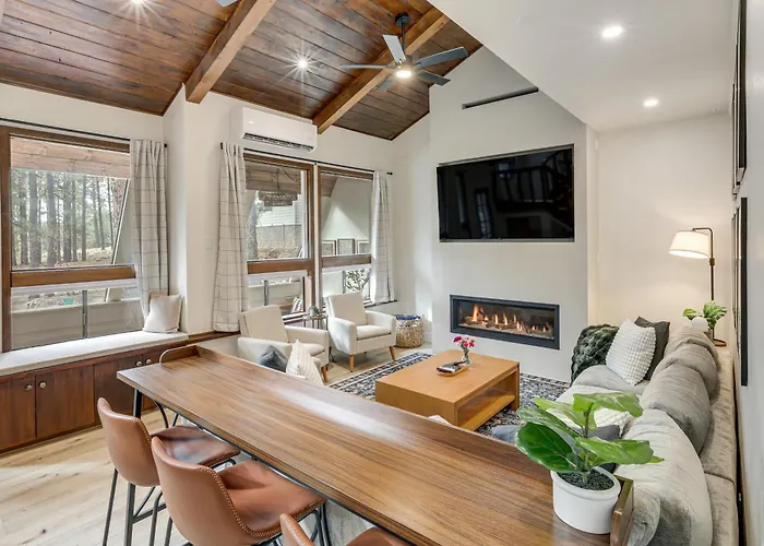 Forest-view Group Getaway, 4 Mi To Dtwn Holiday home