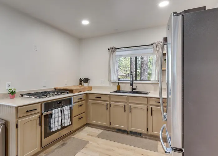 Holiday home Forest-view Group Getaway, 4 Mi To Dtwn *